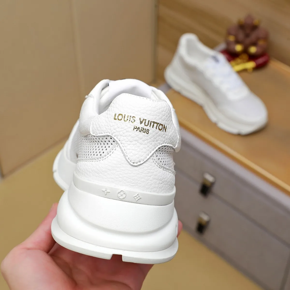 Ex-factory price: 440¥🌹🌹[LV Louis Vuitton] new low-top casual men's shoes. A must-have for fashionable men, new products are released in Hong Kong counters [strong], big-name style, European and American masters strongly create unique styles, comfortable on the feet, super soft outsole, super wear-resistant. Gives people a strong visual impact. Material: imported first-layer cowhide leather upper ➕rubber non-slip outsole, rubber graphics matching, 38 to 44
